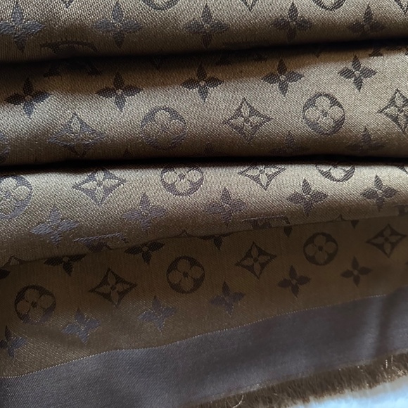 LOUIS VUITTON Monogram Classic Shawl - NEW - Picture 6 of 16